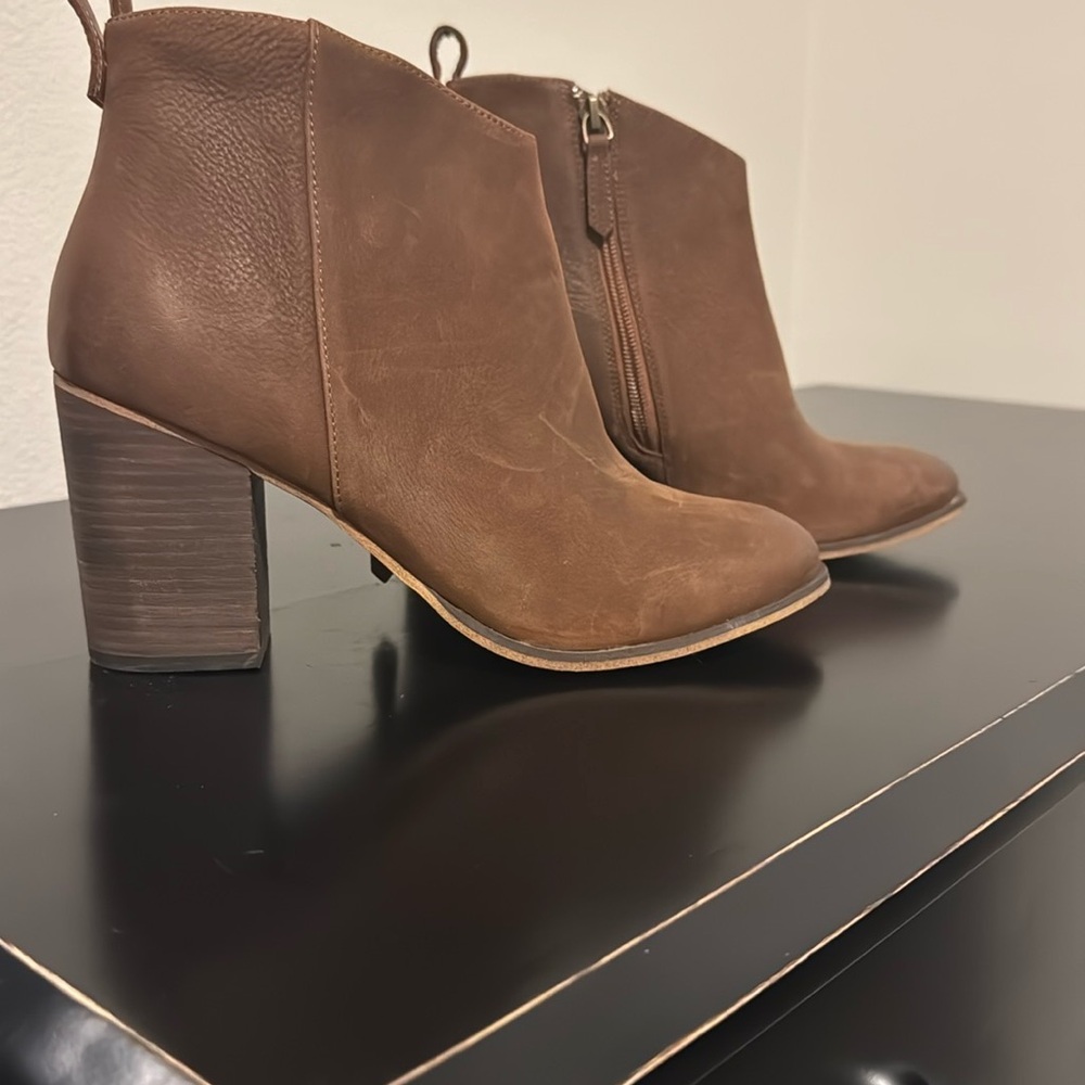 NWOB BP Women Lance Brown Leather Block Heel Bootie Size 9